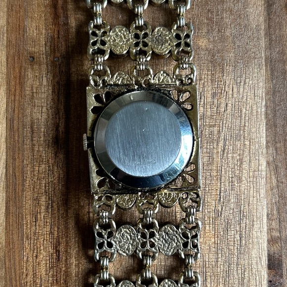 Elegant Gold-Tone Filigree Watch - Picture 6 of 6